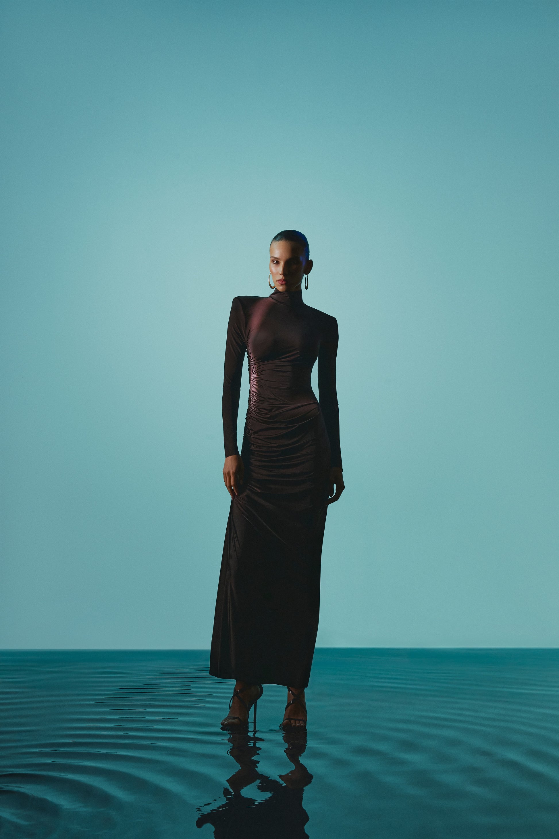 Сукня максі з драпіруванням та асиметричним шлейфом