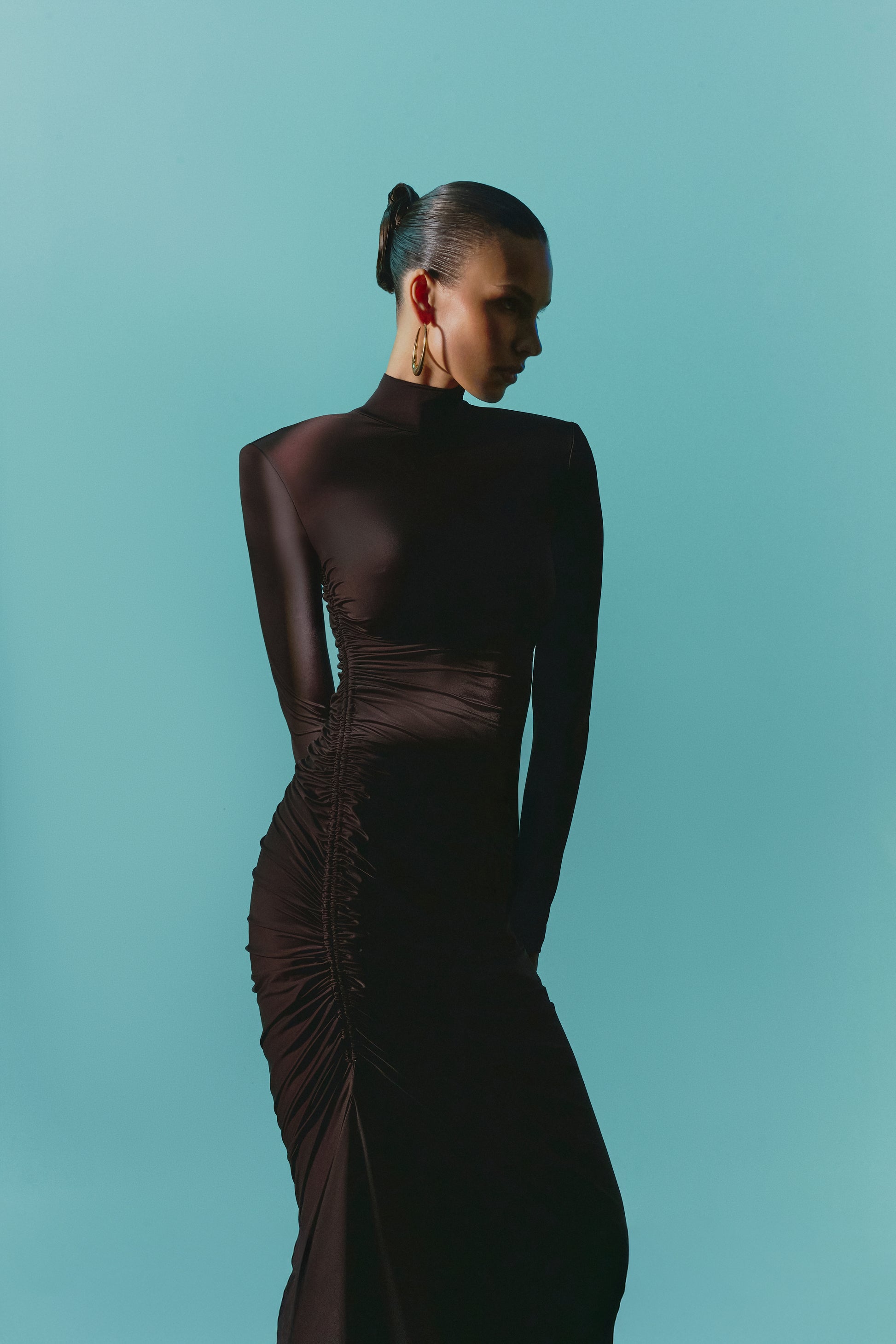 Сукня максі з драпіруванням та асиметричним шлейфом