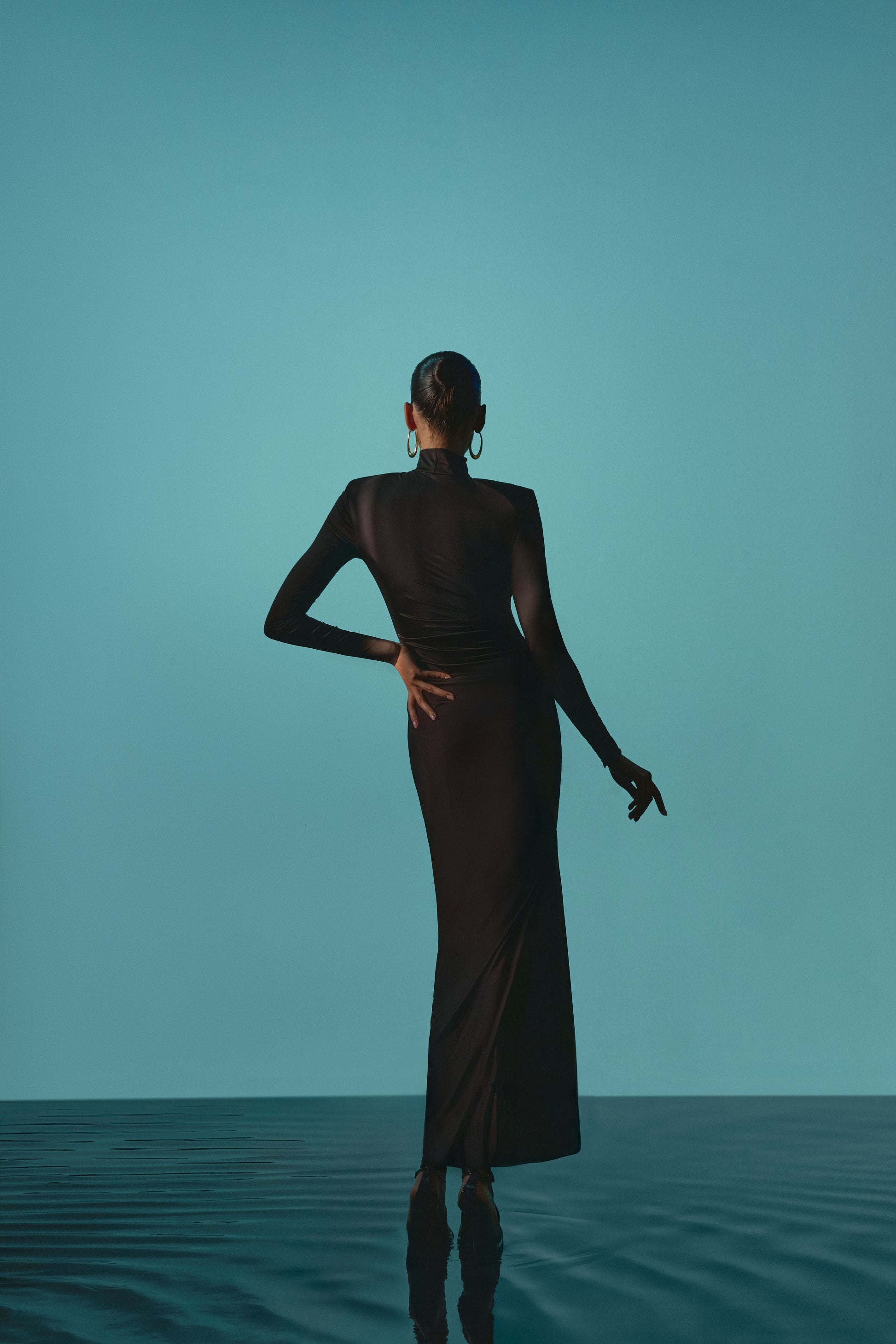 Сукня максі з драпіруванням та асиметричним шлейфом